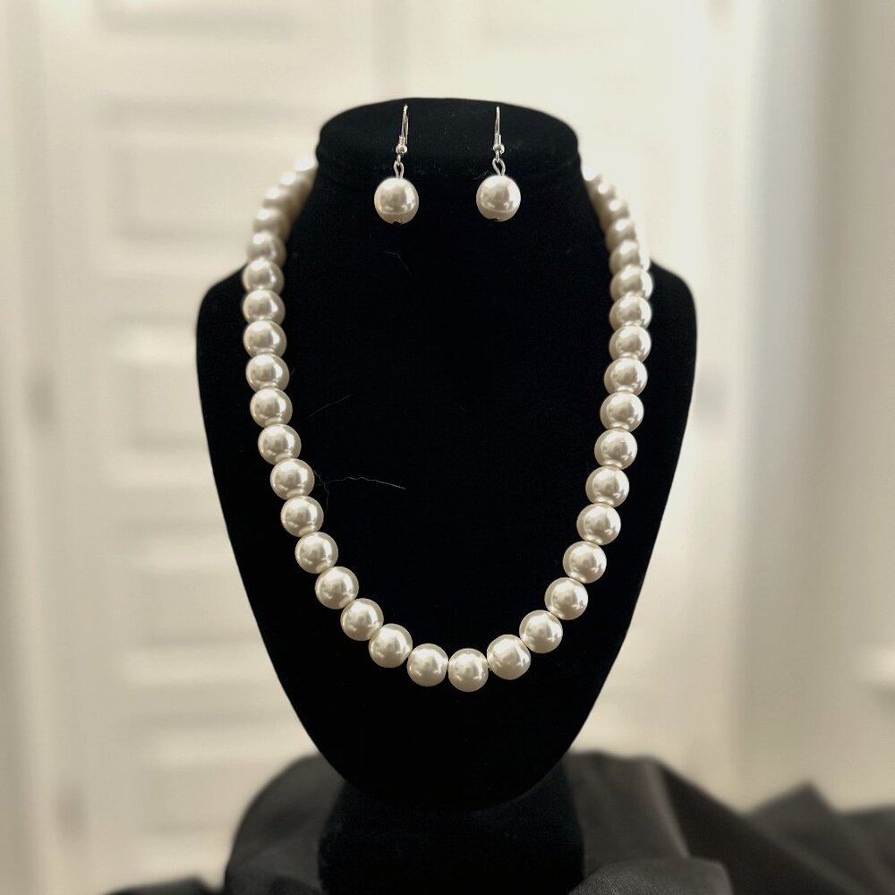 NWOT Antique White Pearl Necklace with Earrings